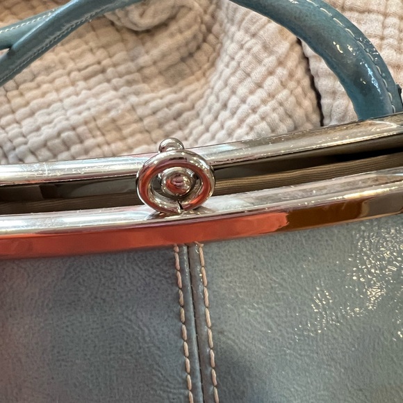 NINE WEST HANDBAG patent polyurethane. Snap close, Metal top frame - Picture 4 of 9